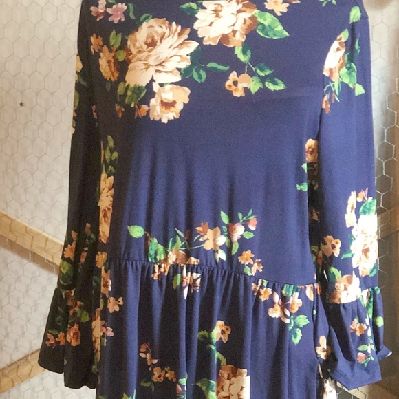 Plus Size-Relaxed fit knee length floral dress wit - Picture 1 of 3